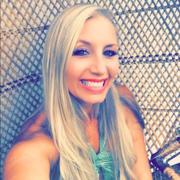 Meet your Posher, Nichole - Picture 4 of 4